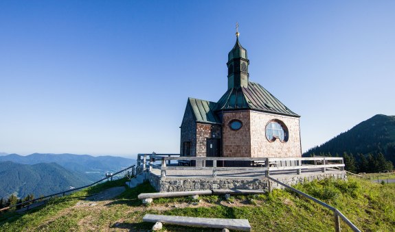Das Wallbergkircherl thront auf dem Hausberg des Tegernsee, © Bernd Ritschel Das Wallbergkircherl thront auf dem Hausberg des Tegernsee, © Bernd Ritschel