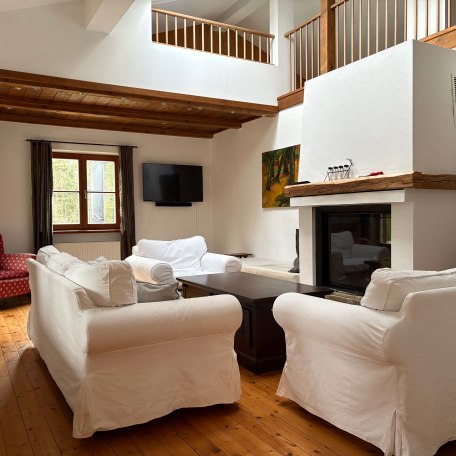 Wohnzimmer mit Kamin, © im-web.de/ Regionalentwicklung Oberland Kommunalunternehmen