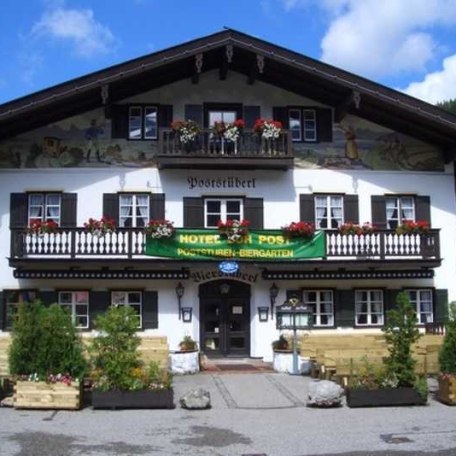 Eingang zum Restaurant mit sonnigem Biergarten, © im-web.de/ Tourist-Information Kreuth