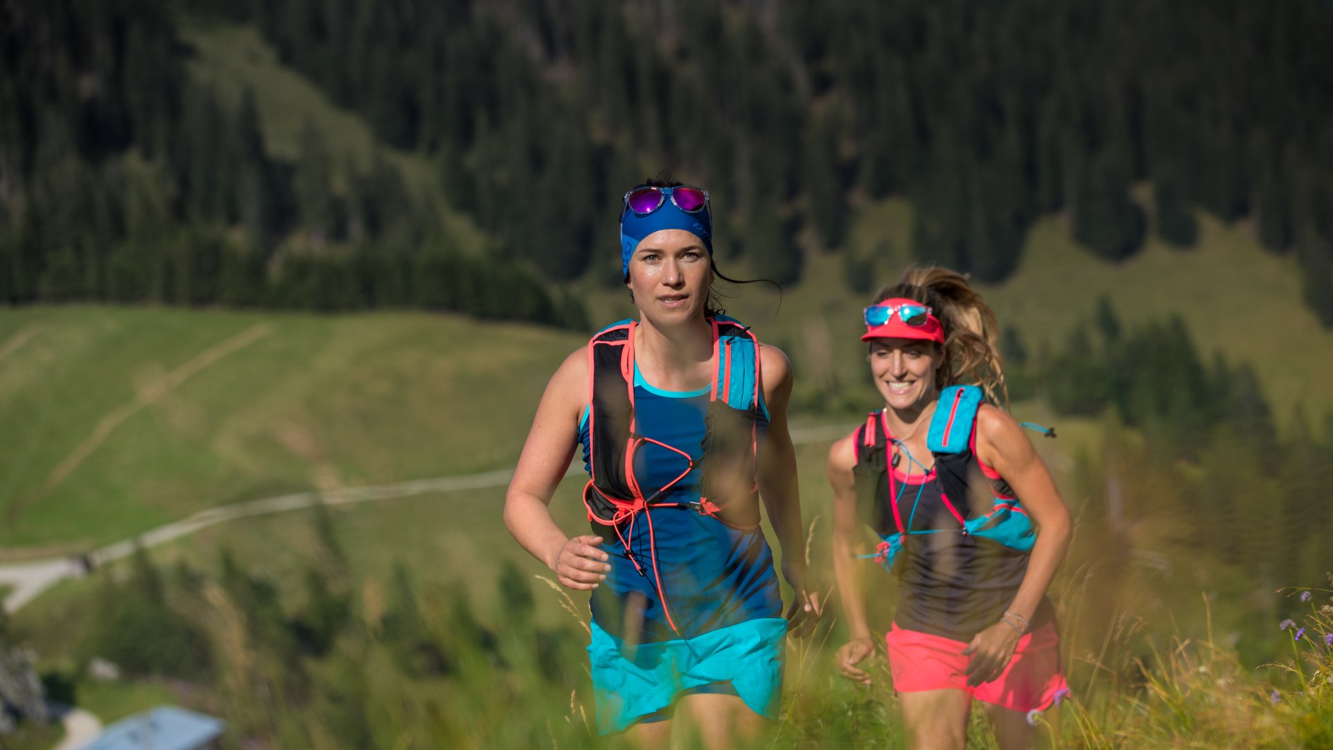 Zwei Mädels laufen der Berg hinauf., © Hansi Heckmair Zwei Mädels laufen der Berg hinauf., © Hansi Heckmair