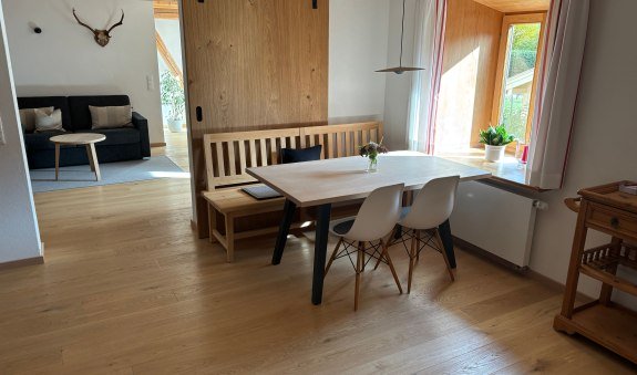 Essecke mit Durchblick ins zweite Wohnzimmer, &copy; im-web.de/ Tourist-Information Rottach-Egern