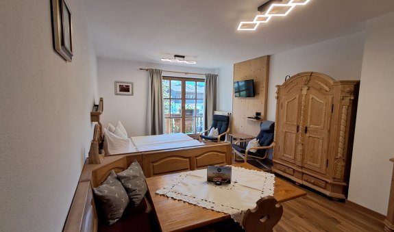 gemütliche Wohnung im bayrischen Stil mit Südbalkon, © im-web.de/ Regionalentwicklung Oberland Kommunalunternehmen gemütliche Wohnung im bayrischen Stil mit Südbalkon, © im-web.de/ Regionalentwicklung Oberland Kommunalunternehmen