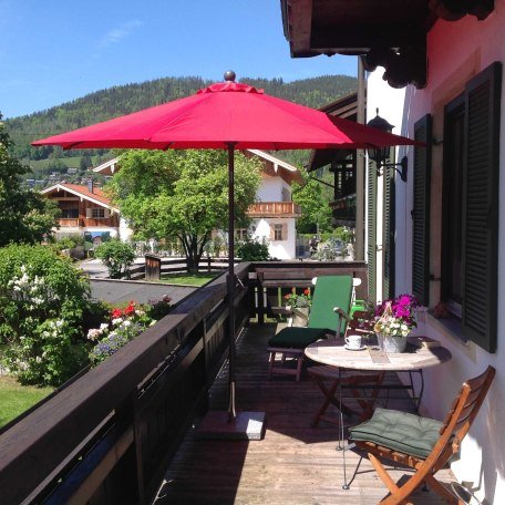 Balkon auf der Westseite , Liegestühle , Balkontisch mit Stühlen, Sonnenschirm, © im-web.de/ Tourist-Information Rottach-Egern