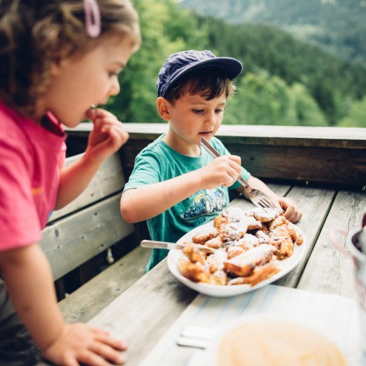 Kinder essen Kaiserschmarrn, © Julian Rohn