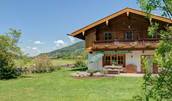 Ferienwohnung Butz in Rottach-Egern - Hausansicht im Sommer, © © GERLIND SCHIELE PHOTOGRAPHY TEGERNSEE