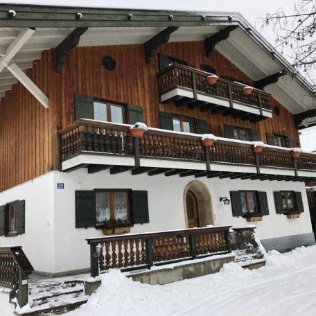 Hausansicht mit Schnee im Winter, © im-web.de/ Tourist-Information Bad Wiessee