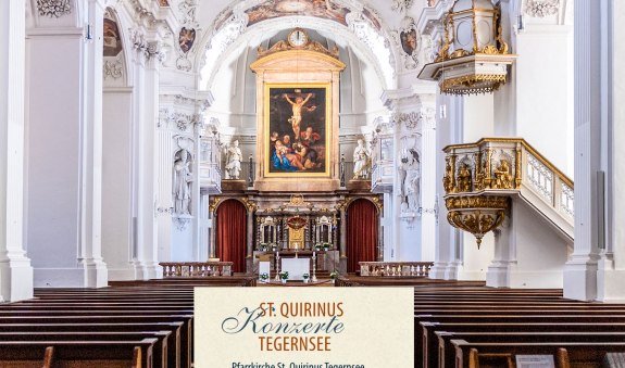 Kirche mit Schriftzug, © @Tourist-Information Tegernsee