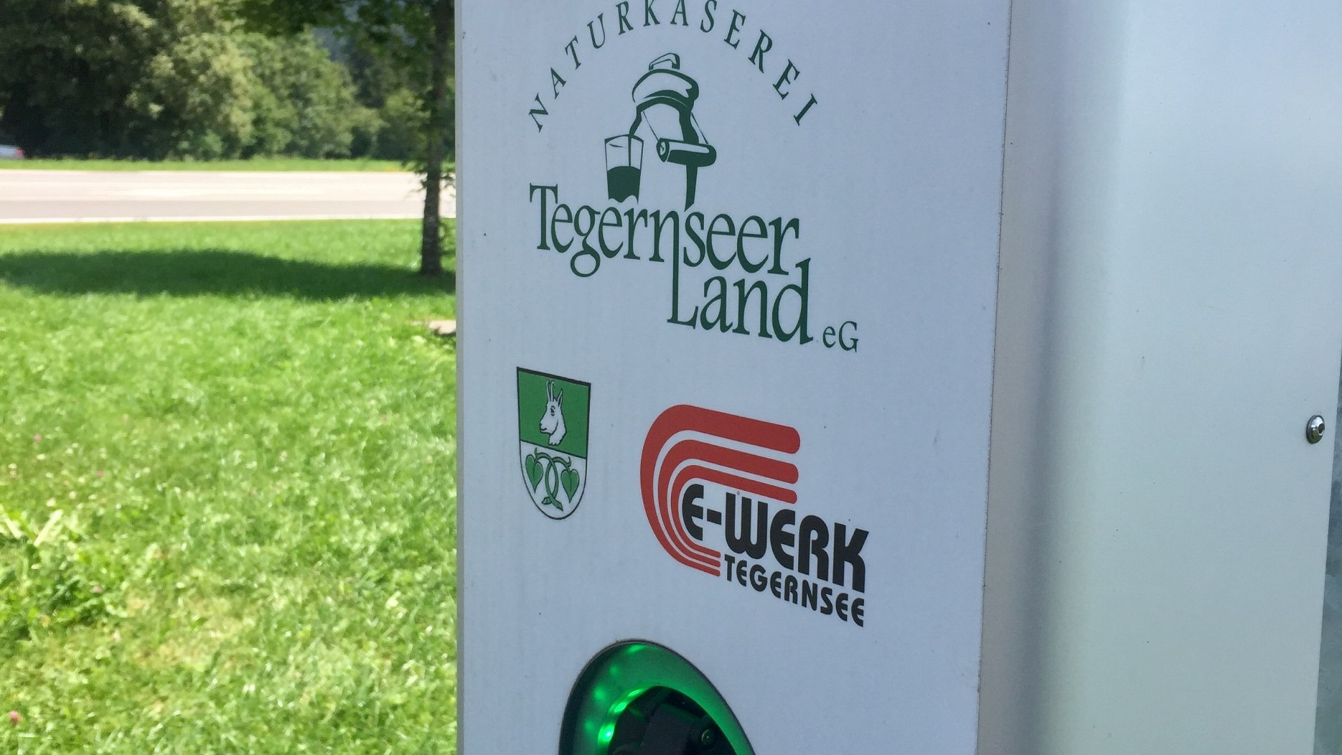 Ladestation f&uuml;r E-Auto an der Naturk&auml;serei Kreuth, &copy; Naturk&auml;serei Tegernseer Land