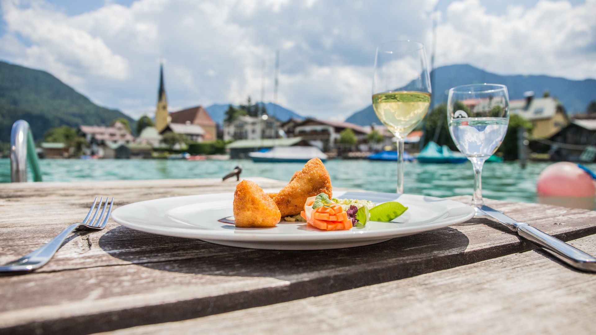 Kulinarischer Genussmoment vor dem Malerwinkel in Rottach-Egern am sonnigen Tegernsee, © @Christoph Schempershofe