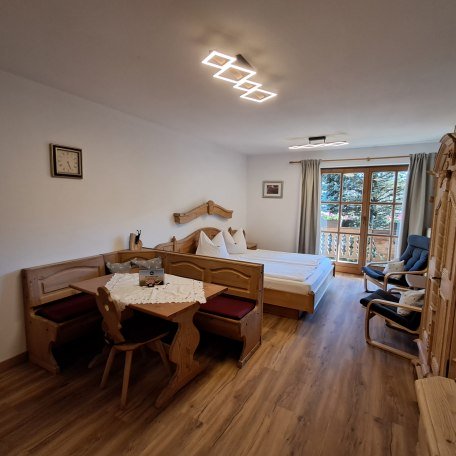 Wohn- Schlafraum mit gem&uuml;tlicher Sitzecke, &copy; im-web.de/ Regionalentwicklung Oberland Kommunalunternehmen