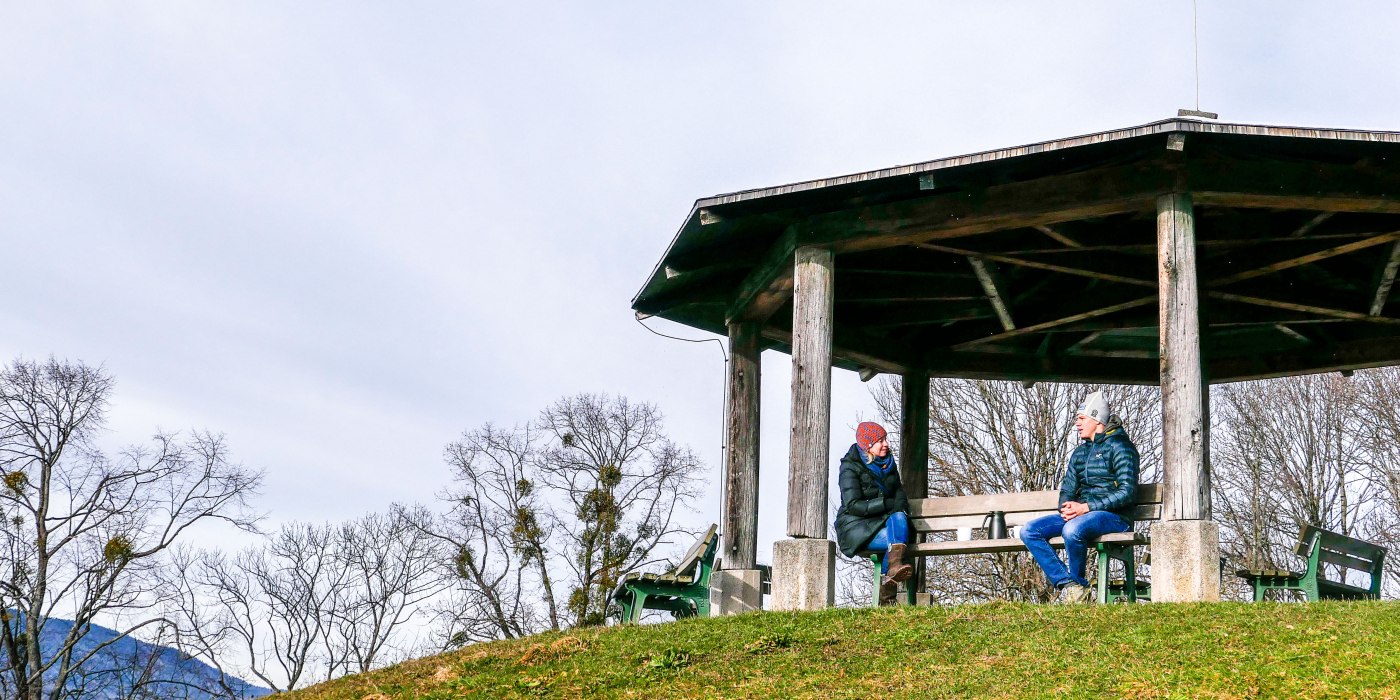 Ines Wagner interviewt Toni Tremmel am Kleine Paraplui in Tegernsee, © DER TEGERNSEE, Isabelle Munsterman