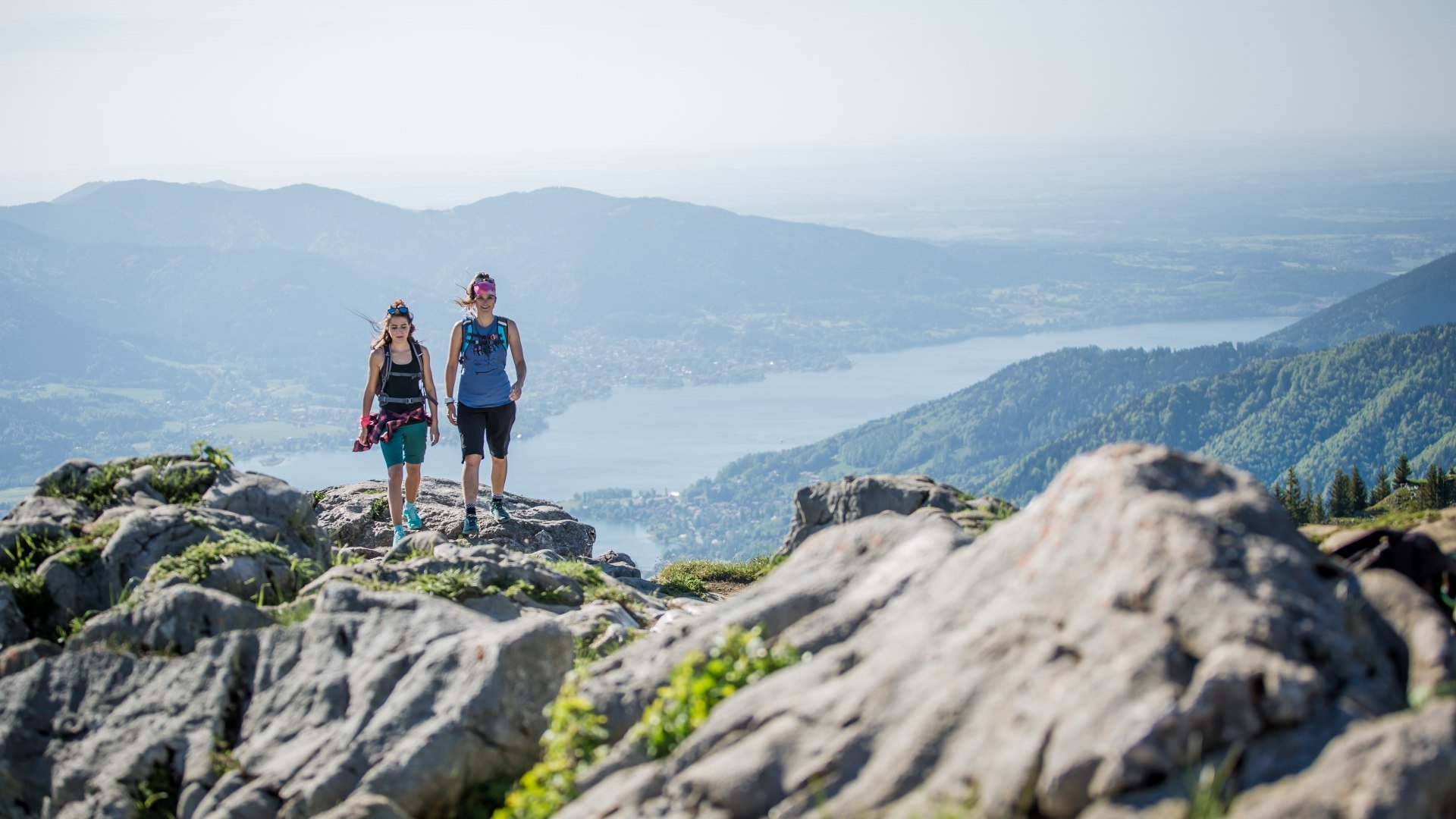 Zwei Damen wandern über einen Grat oberhalb des Tegernsees, © Hansi Heckmair