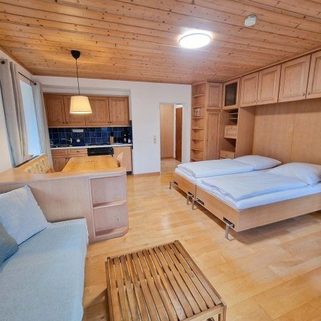 Wohn- und Schlafraum mit Couchecke, Essbereich und K&uuml;chenzeile, &copy; Ferienwohnung Auszeit am See