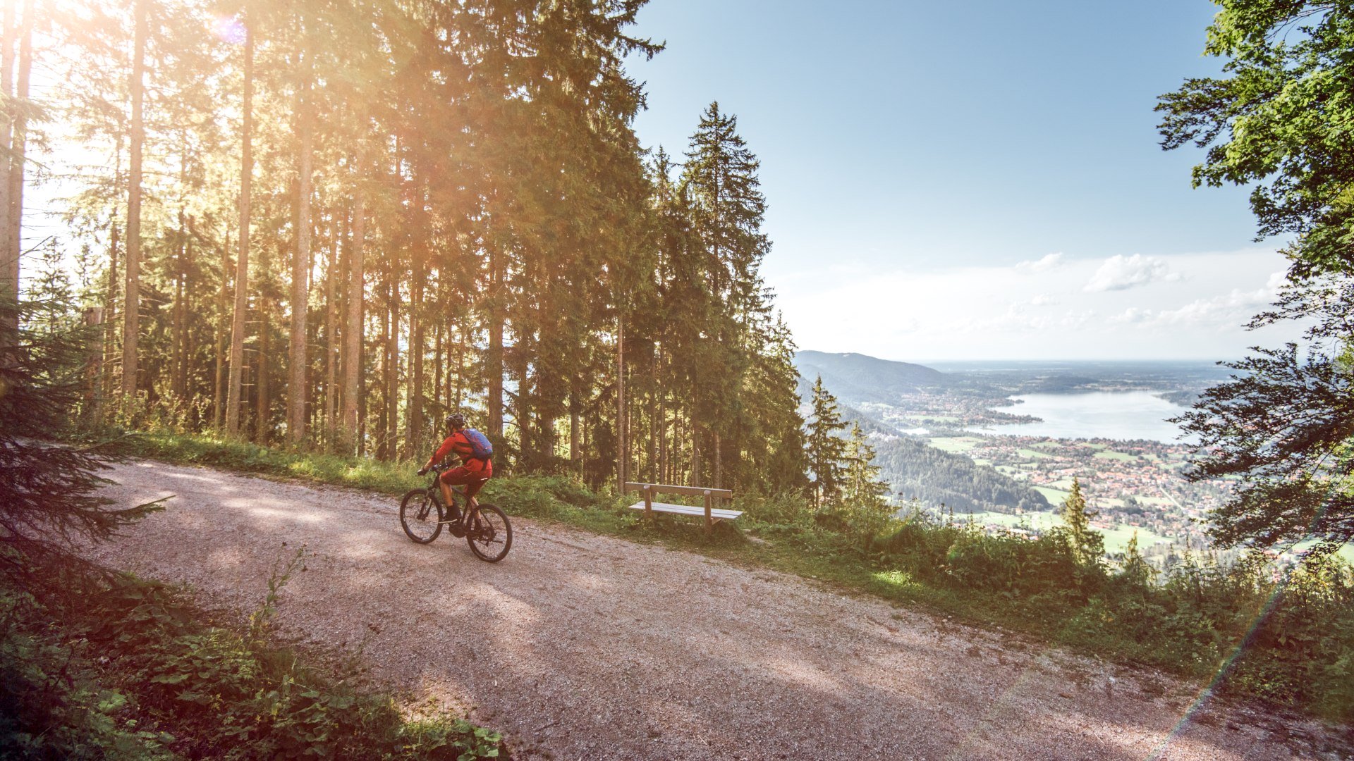 Mountainbiker mit Blick auf den Tegernsee, © Julian Rohn