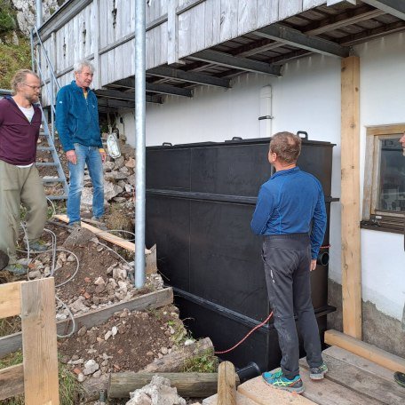Ehrenamtliche bei der Installation des Grauwassertanks - Tegernseer H&uuml;tte, &copy; DAV Sektion Tegernsee