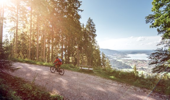 Mountainbiker mit Blick auf den Tegernsee, © Julian Rohn