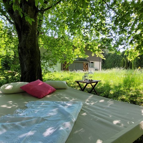 Ruheplatz unterm Baum, © im-web.de/ Tourist-Information Gmund am Tegernsee