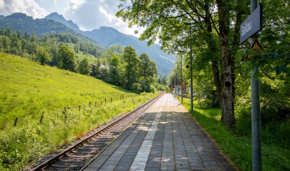 Bahnhof Geitau mit Blick auf den Wendelstein, © Alpenregion Tegernsee Schliersee Bahnhof Geitau mit Blick auf den Wendelstein, © Alpenregion Tegernsee Schliersee