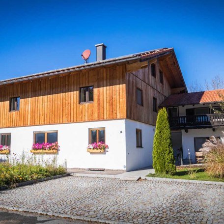 Ferienwohnung im Erdgeschoss und Essplatz im Freien (rechts hinter Wiese), &copy; C. Kaulfersch