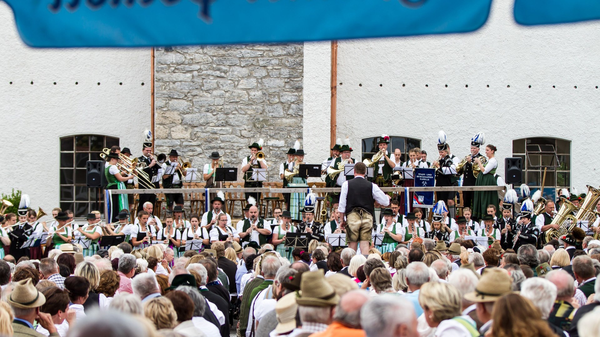 Der erfolgreiche „Tag der Blasmusik“ ist nicht mehr aus dem Veranstaltungskalender der Gemeinde Gmund wegzudenken. Das einzigartige Ambiente und der spektakuläre Blick über den Tegernsee
machen das Musikantentreffen am Sonntag, den 05. September 2021 wieder zu einem besonderen Erlebnis., © Thomas Müller 