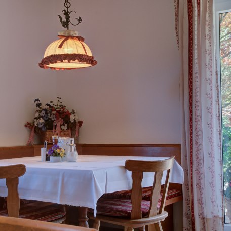 Gästehaus Heidi - Frühstücksraum mit Blick auf Garten und Liegewiese, © © GERLIND SCHIELE PHOTOGRAPHY TEGERNSEE