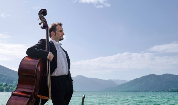 Erich Kogler am Bass am Ufer des Tegernsees., © Der Tegernsee Erich Kogler am Bass am Ufer des Tegernsees., © Der Tegernsee