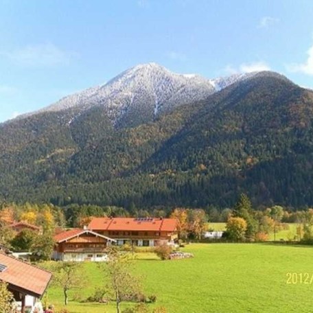 Ausblick Ferienwohnung Dachfenster, © im-web.de/ Regionalentwicklung Oberland Kommunalunternehmen