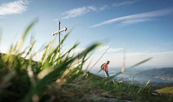 Das Gipfelkreuz des Hirschberg in bayerischen Voralpen mit Blick auf den Tegernsee ist über einen gut ausgebauten Wanderweg erreichbar, © Der Tegernsee, Dietmar Denger