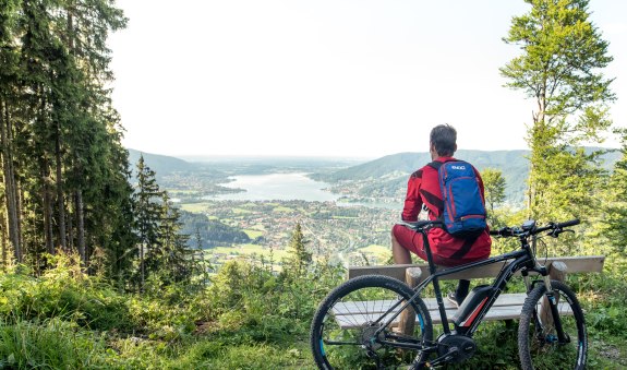 E-Mountainbike mit Blick auf den Tegernsee, © Julian Rohn