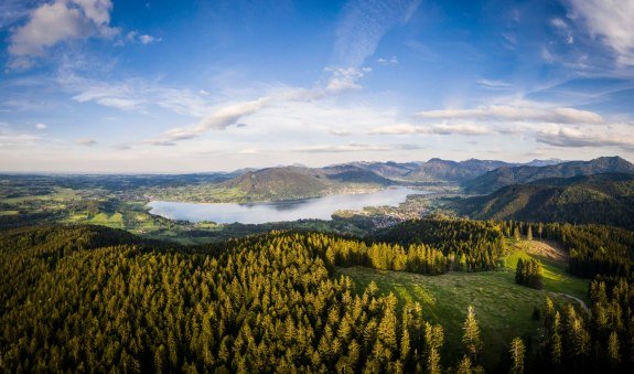 Die Holzeralm im Hintergrund der Tegernsee, &copy; Alpenregion Tegernsee Schliersee