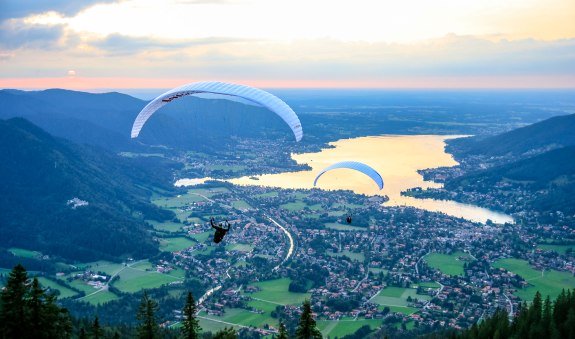Paraglider über dem Tegernsee, © Egbert Krupp Paraglider über dem Tegernsee, © Egbert Krupp
