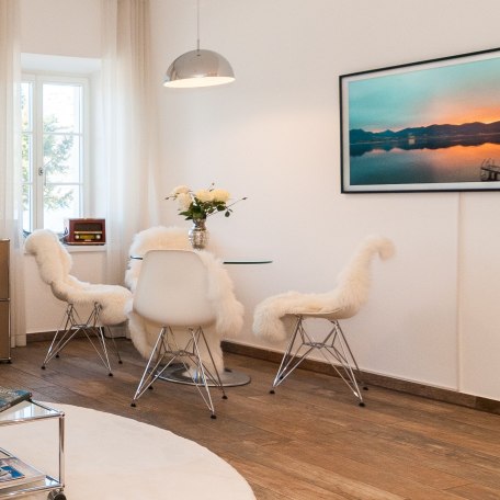 Essbereich mit Vitra St&uuml;hlen, USM M&ouml;blen und Samsung The Frame Fernseher, &copy; im-web.de/ Tourist Information Tegernsee
