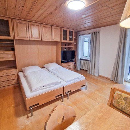 Wohn- und Schlafraum mit Couchecke, Essbereich und K&uuml;chenzeile, &copy; Ferienwohnung Auszeit am See