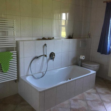 Badezimmer mit Dusche, Badewanne, WC und Waschtisch mit Spiegelschrank, © im-web.de/ Tourist-Information Gmund am Tegernsee