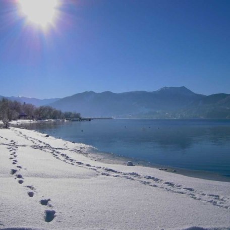 Spuren im Schnee am See, &copy; im-web.de/ Tourist-Information Gmund am Tegernsee