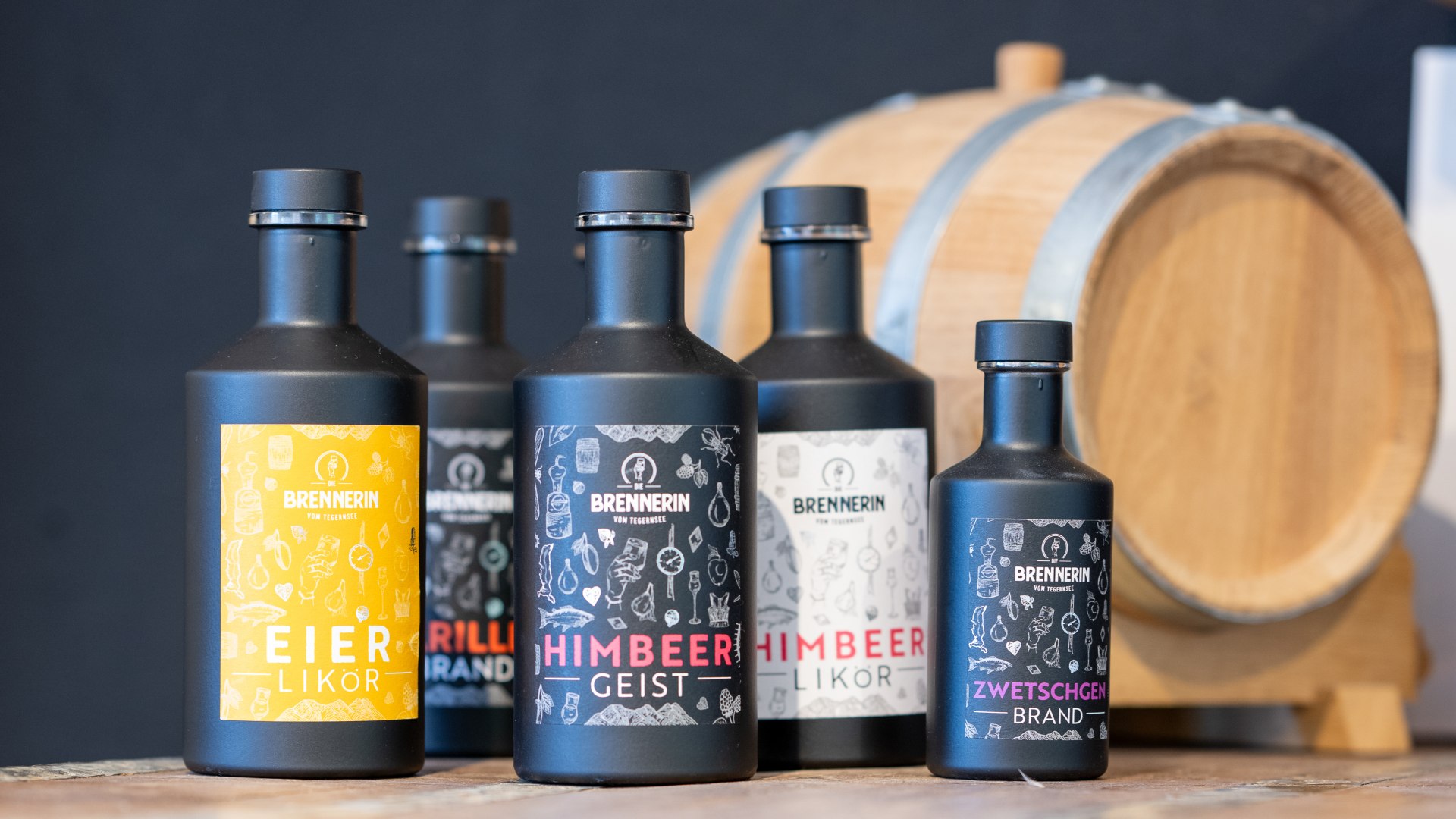 Brennerin Christina Lerner hat ein gro&szlig;es Sortiment an Br&auml;nden und Lik&ouml;ren