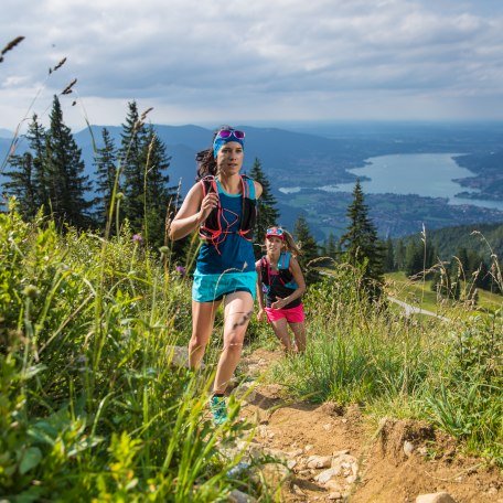 Beim Trailrunning läuft man den Berg auf schmalen Pfaden den Berg hinauf, am Tegernsee erwartet den Läufer am Gipfel immer eine wundervolle Aussicht., © Hansi Heckmair