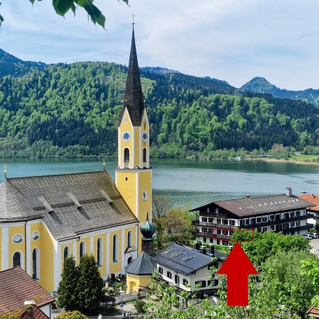 Lage der Wohnung (oberhalb des Pfeils im 1. Stock) vom Weinberg aus gesehen, &copy; Ferienwohnung Auszeit am See