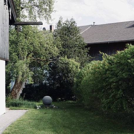 Blick in den Garten von dem Ferienhaus, © im-web.de/ Regionalentwicklung Oberland Kommunalunternehmen