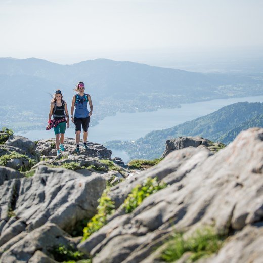 Zwei Damen wandern über einen Grat oberhalb des Tegernsees, © Hansi Heckmair