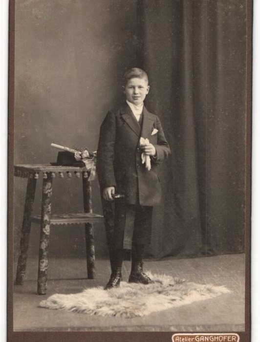 Fotografie-Atelier-Ganghofer-Egern-a-Tegernsee-Portrait-Knabe-in-feierlichem-Anzug, © Dr. Peter Czoik