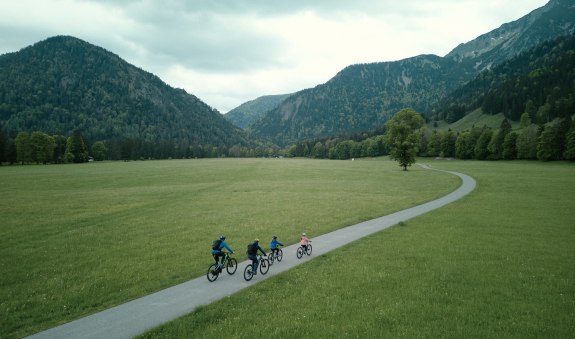 Familie mit Bergblick, © Alpenregion Tegernsee Schliersee Familie mit Bergblick, © Alpenregion Tegernsee Schliersee