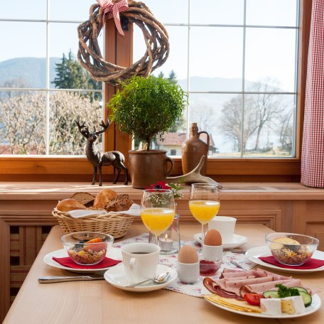 Gemütliches Frühstück mit Seeblick, © Gästehaus Gartenheim am Tegernsee