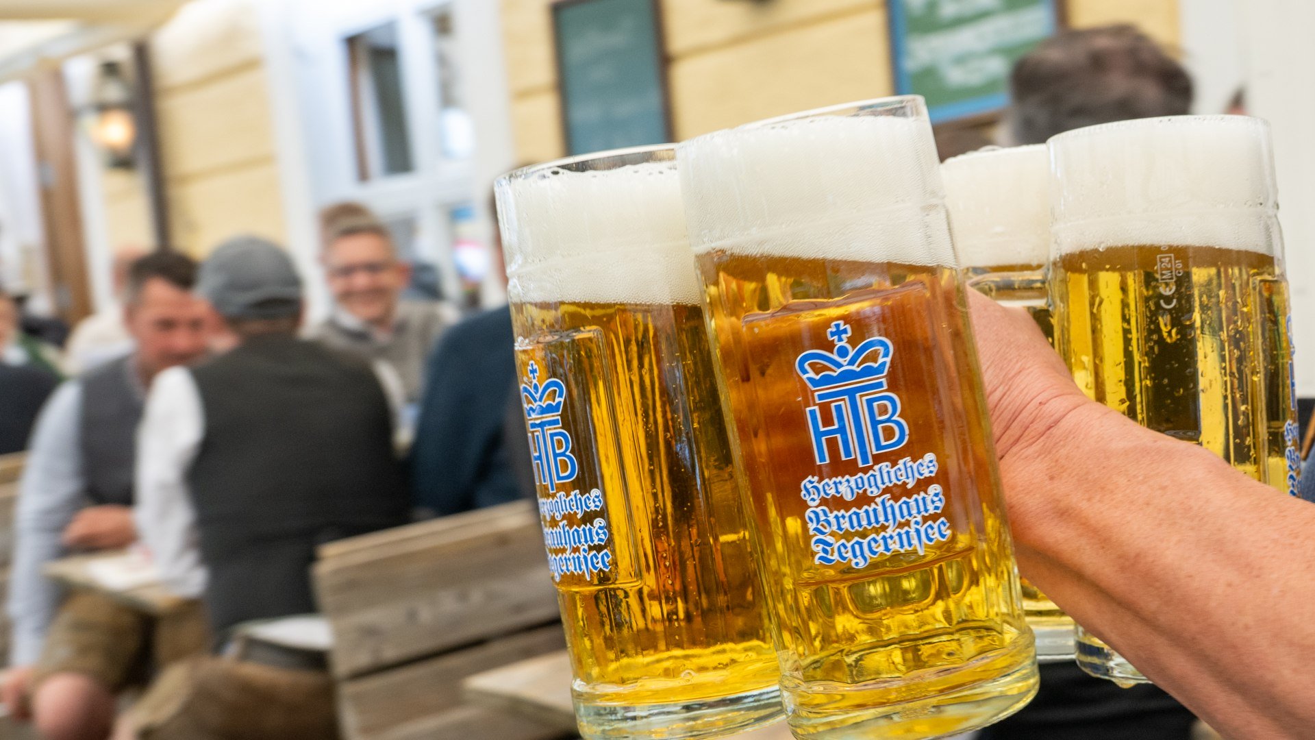 Peter Hubert freut sich, dass das Tegernseer Bier immer frisch gleich von nebenan kommt Peter Hubert freut sich, dass das Tegernseer Bier immer frisch gleich von nebenan kommt