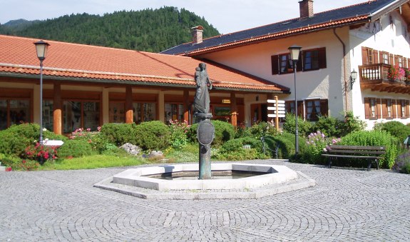Dorfplatz Kreuth mit Mariens&auml;ule, &copy; Gemeinde Kreuth