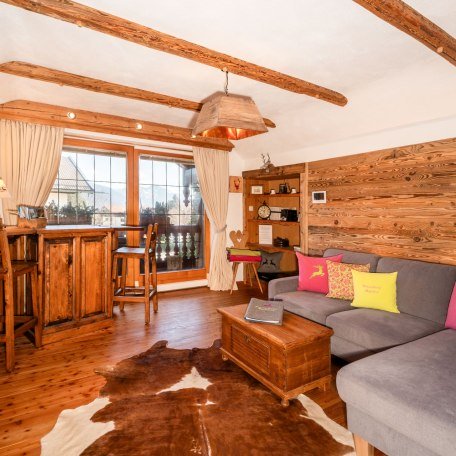 gemütliches Wohnzimmer mit Deckenbalken aus Altholz, © im-web.de/ Tourist-Information Bad Wiessee