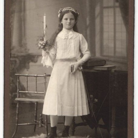 Fotografie-Atelier-Ganghofer-Egern-a-Tegernsee-Portrait-Maedchen-in-feierlicher-Kleidung-mit-Kerze, © Dr. Peter Czoik