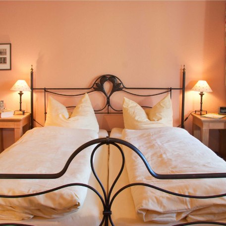 Schlafzimmer mit Doppelbett, © im-web.de/ Tourist-Information Rottach-Egern