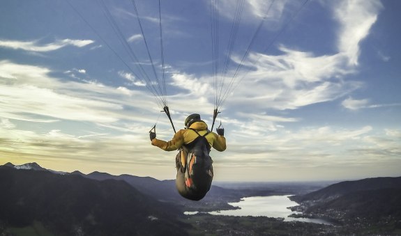 ein-paraglider-erhebt-sich-vom-startplatz-am-wallberg-in-die-luefte, &copy; Dietmar Denger