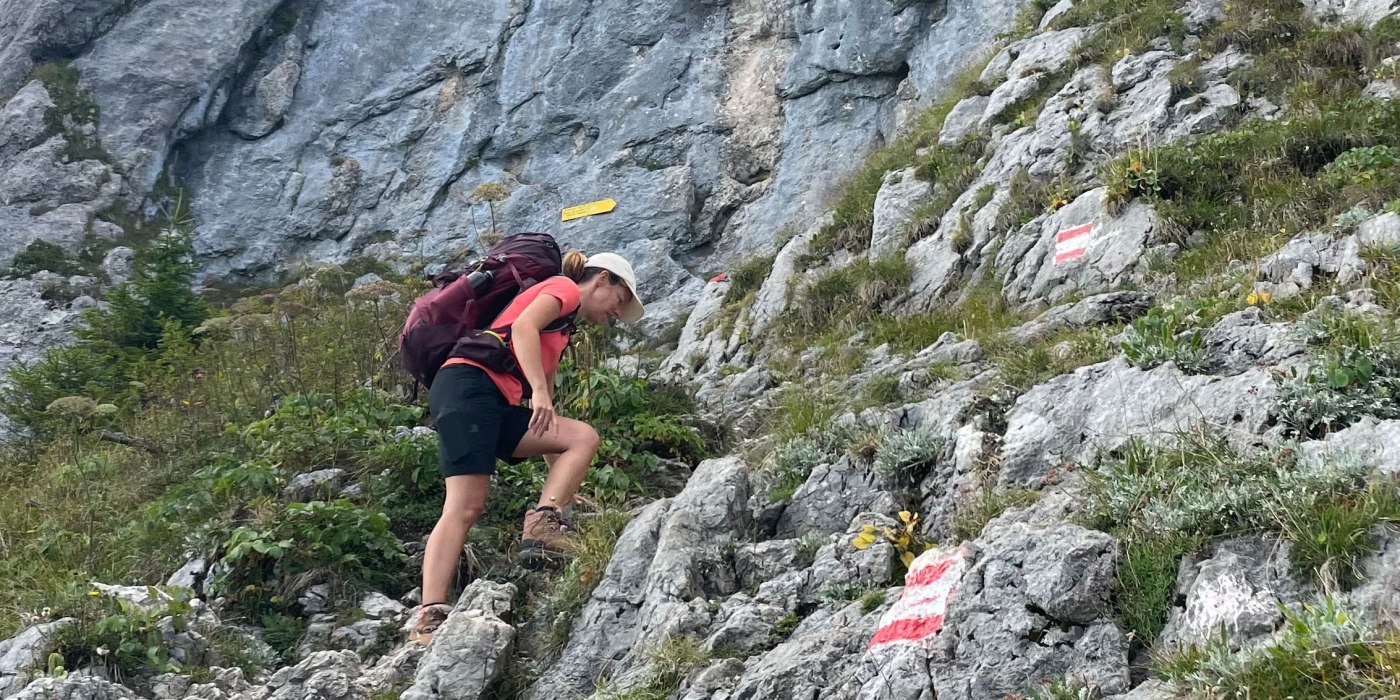 Der S&uuml;danstieg geht teils durch ein steiles, seilversichertes, felsiges Gel&auml;nde